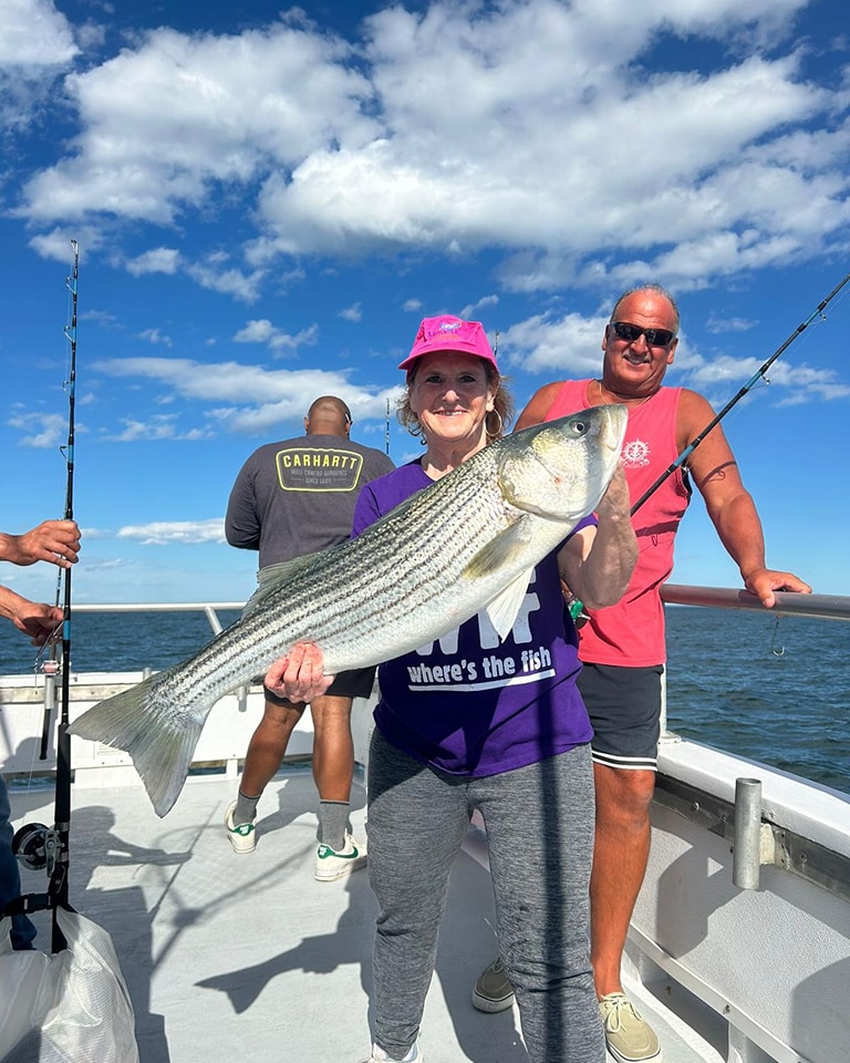 Awéwé nyekel lauk bass belang badag dina piagam mancing Celtic Quest, Port Jefferson